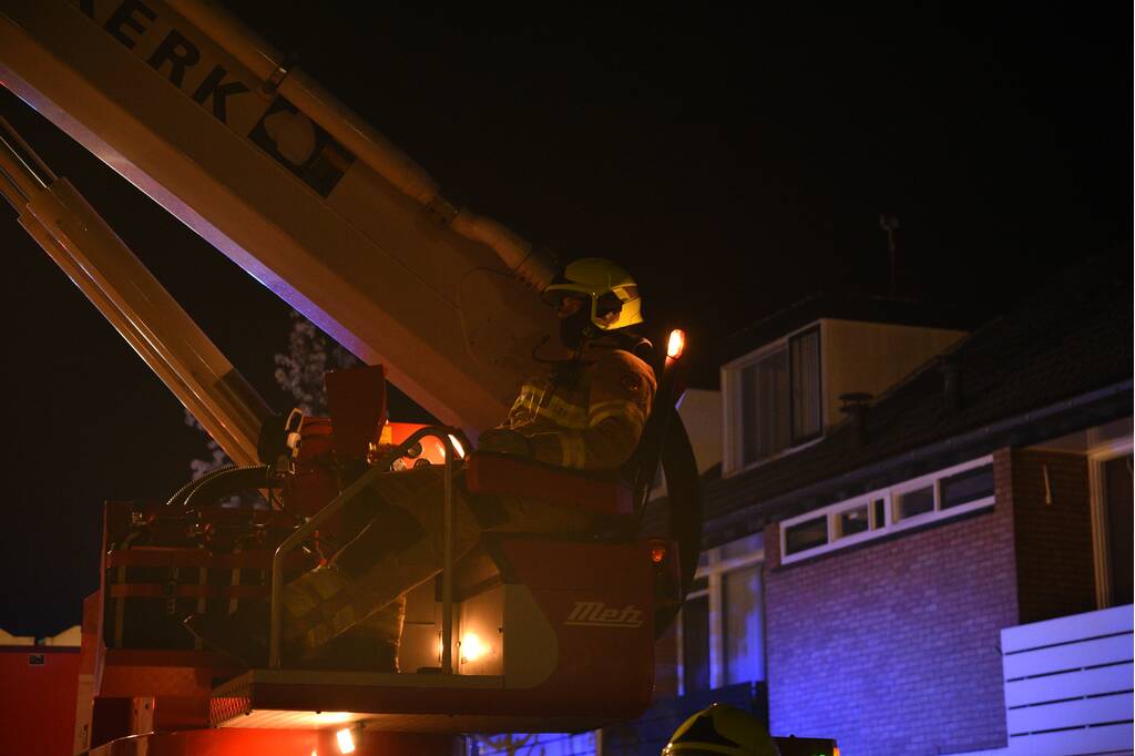 Hevige rookontwikkeling tijdens brand in dak