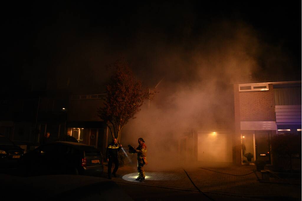Hevige rookontwikkeling tijdens brand in dak