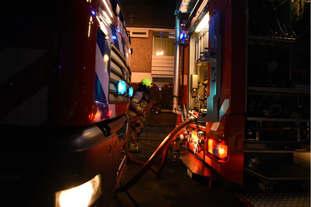 Hevige rookontwikkeling tijdens brand in dak