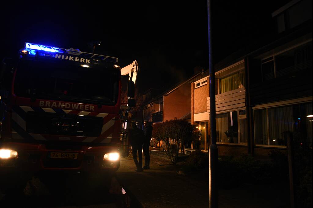 Hevige rookontwikkeling tijdens brand in dak