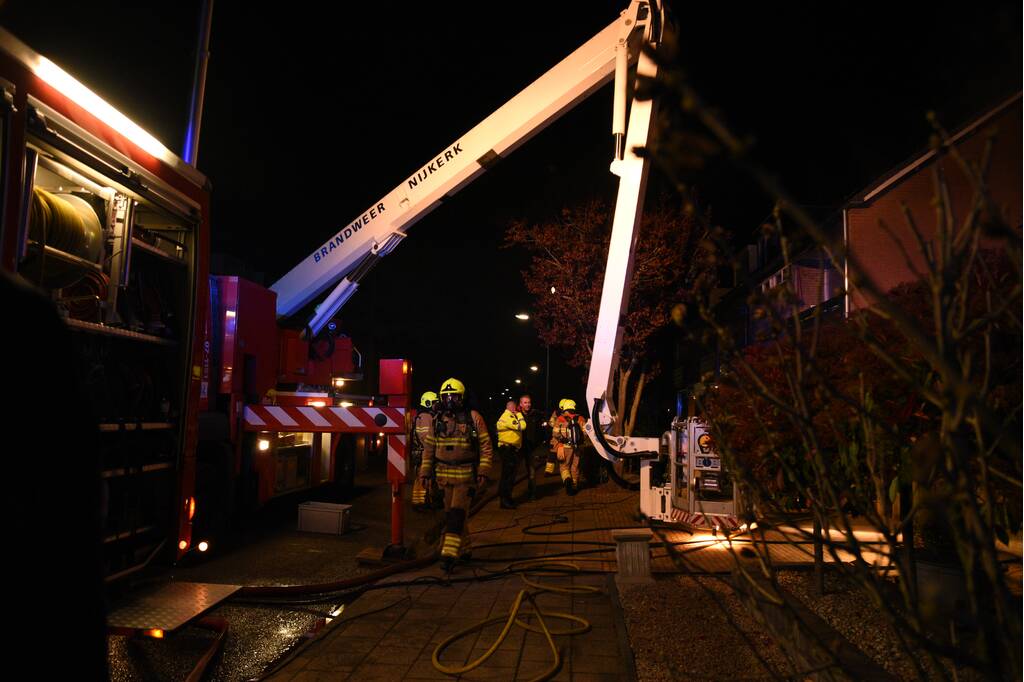 Hevige rookontwikkeling tijdens brand in dak