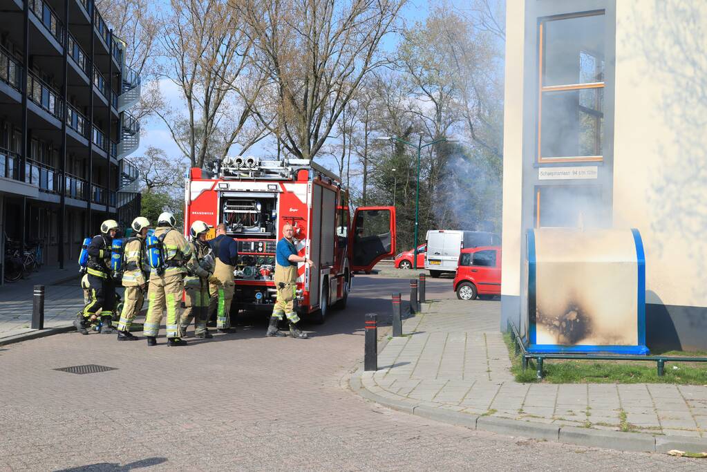 Papiercontainer in brand gestoken