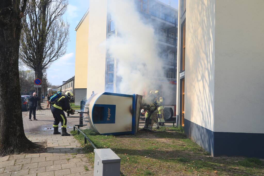 Papiercontainer in brand gestoken