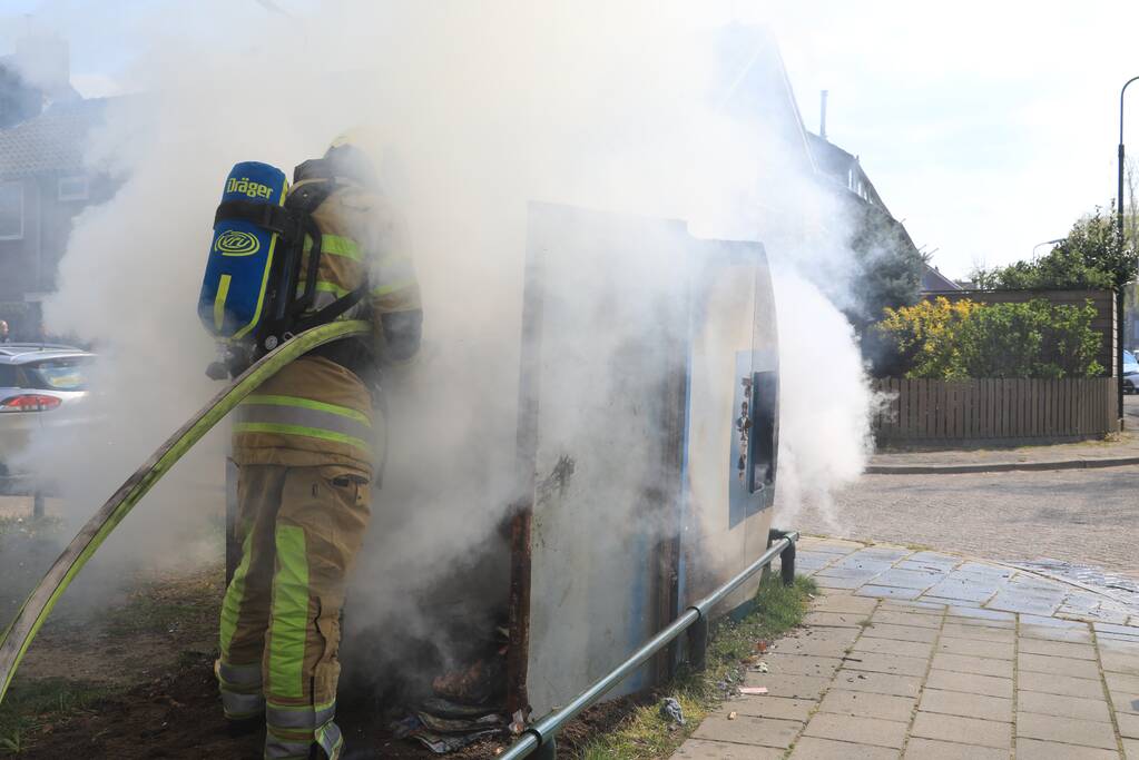Papiercontainer in brand gestoken
