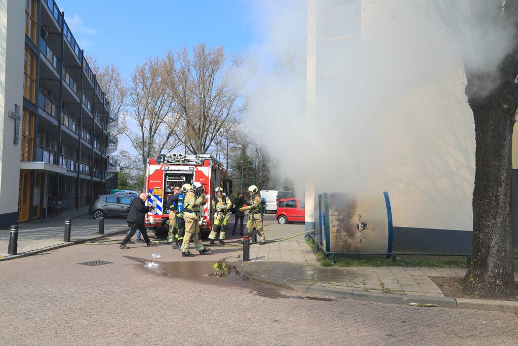 Papiercontainer in brand gestoken