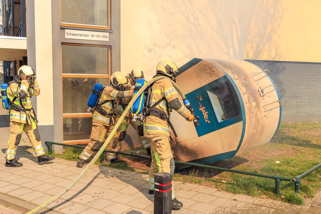 Papiercontainer in brand gestoken