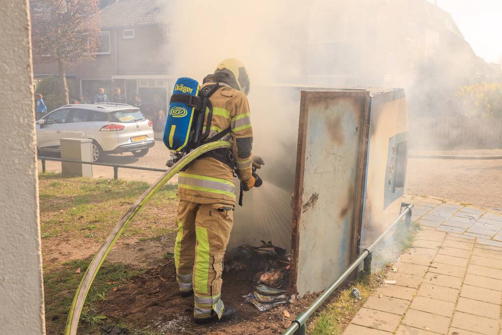 Papiercontainer in brand gestoken