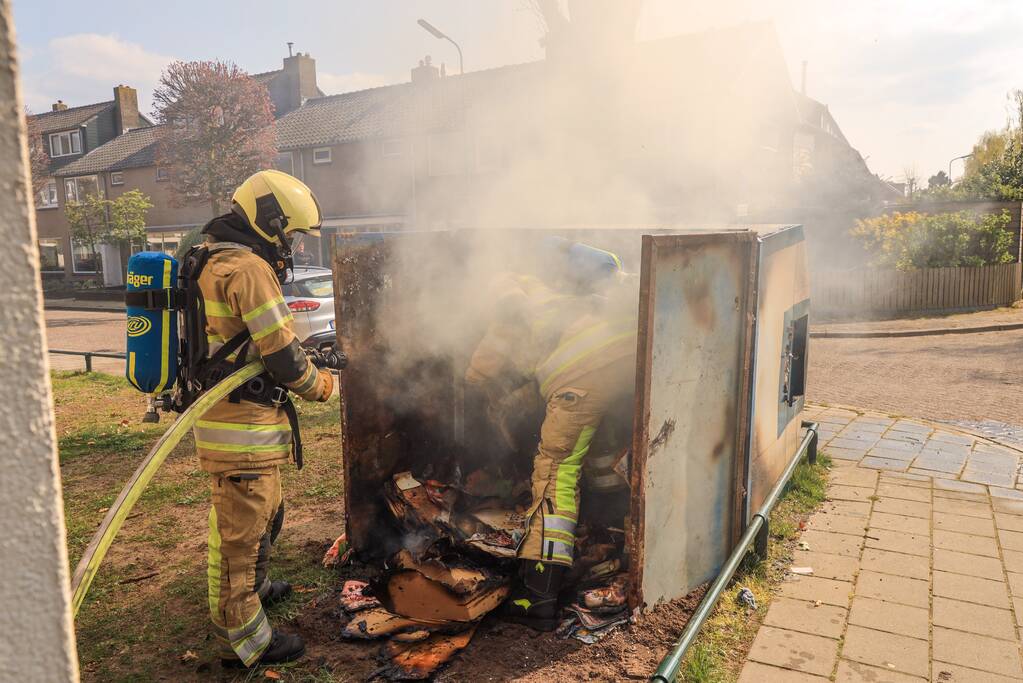 Papiercontainer in brand gestoken
