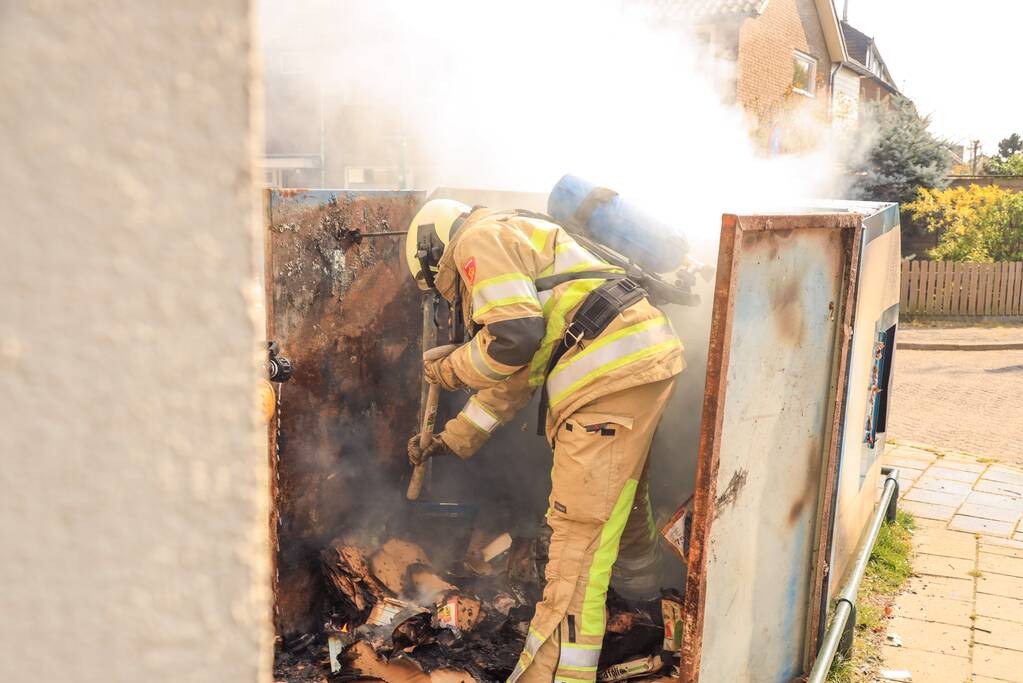 Papiercontainer in brand gestoken