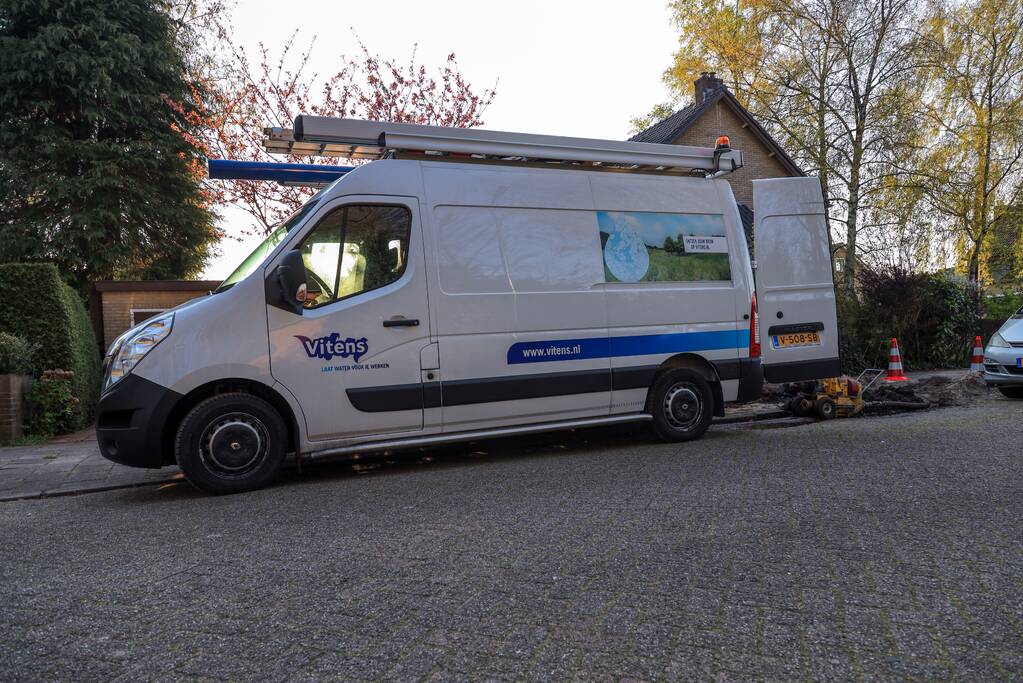 Wortels bomen doorboren waterleiding