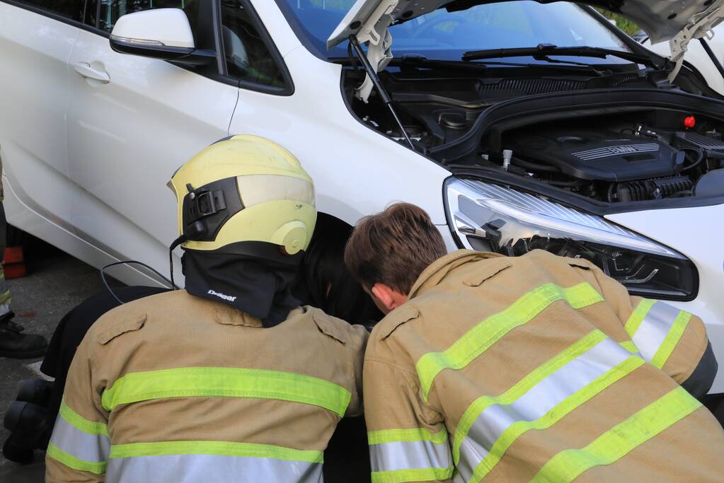 Poes Soba vast in motorcompartiment