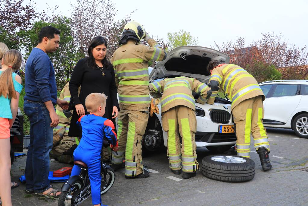 Poes Soba vast in motorcompartiment