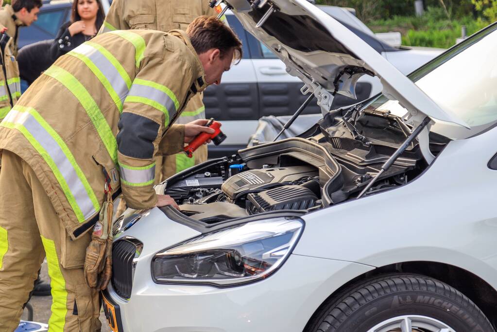 Poes Soba vast in motorcompartiment