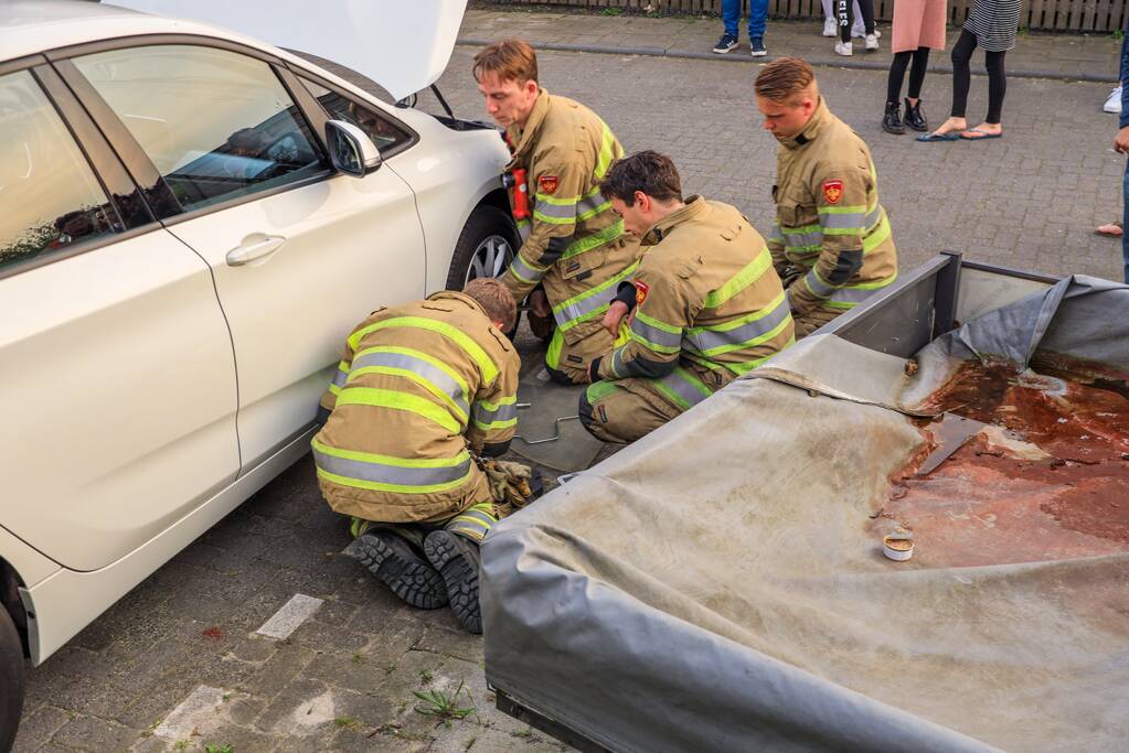 Poes Soba vast in motorcompartiment