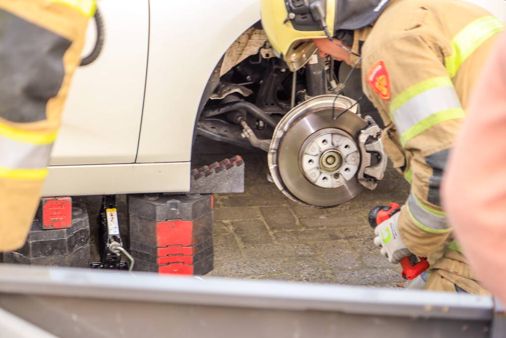 Poes Soba vast in motorcompartiment