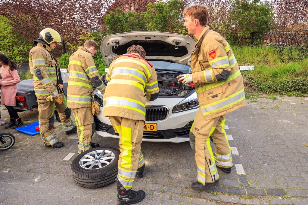 Poes Soba vast in motorcompartiment