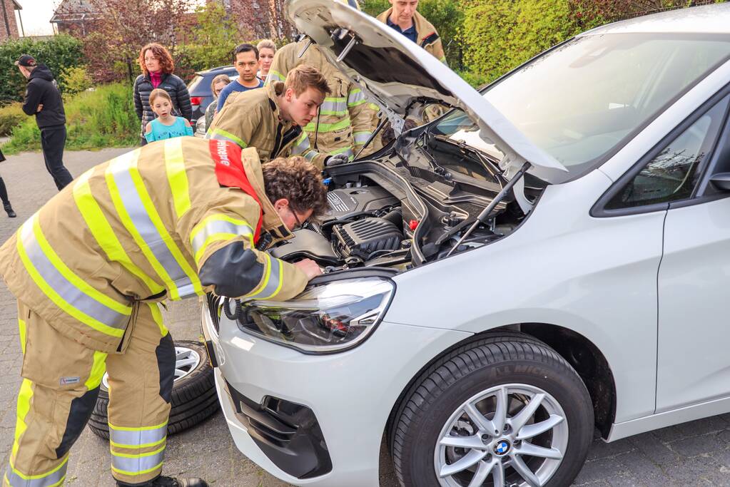 Poes Soba vast in motorcompartiment