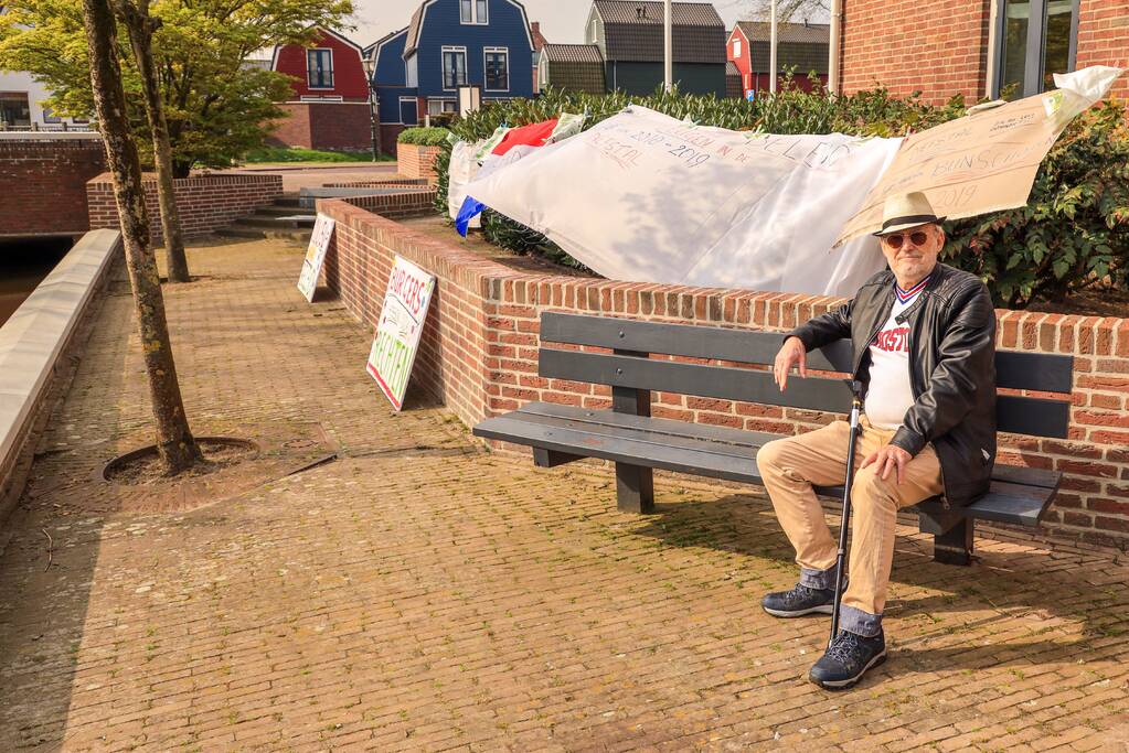 Demonstrant 'Bob' laat zich niet wegsturen