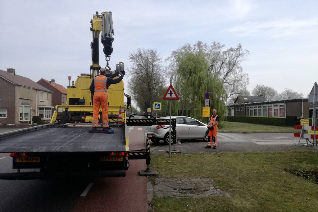 Bestuurster rijdt zich vast op betonblok
