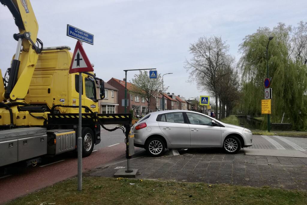 Bestuurster rijdt zich vast op betonblok