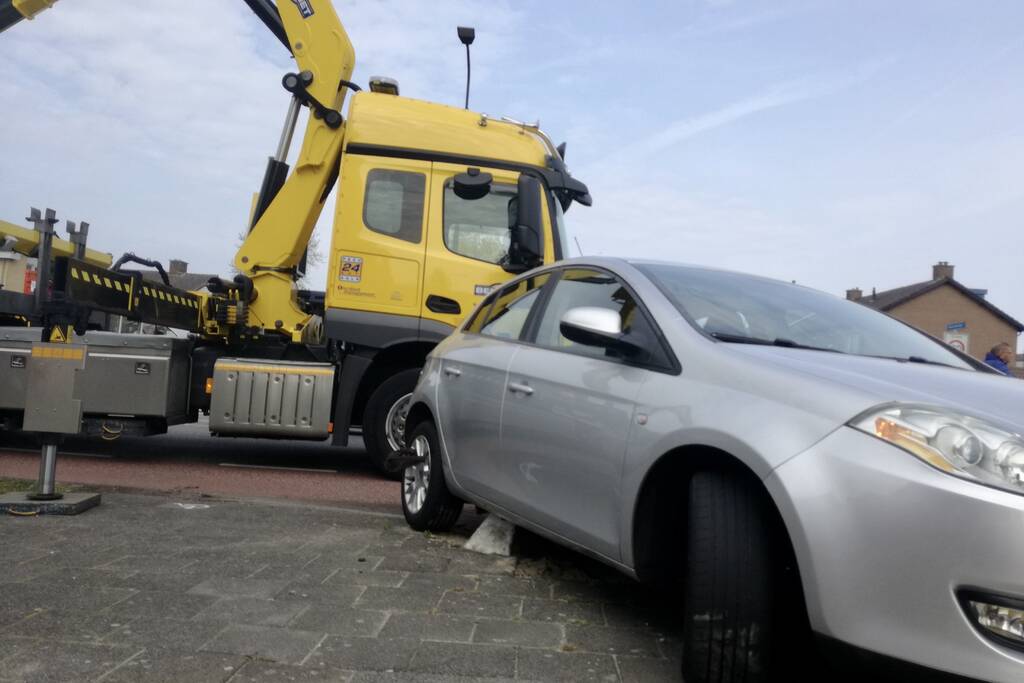Bestuurster rijdt zich vast op betonblok