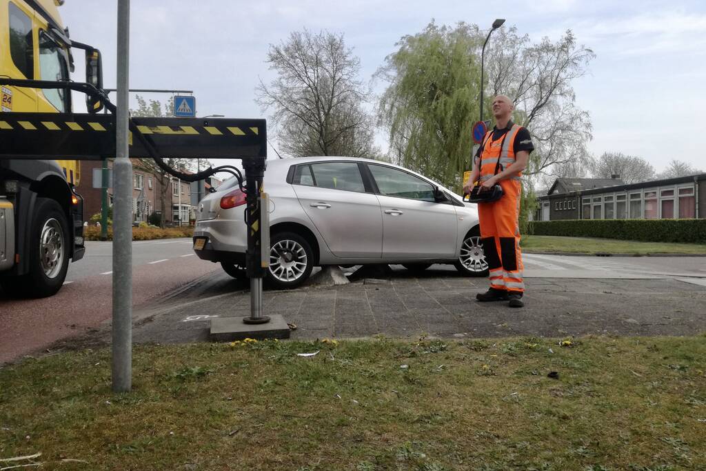 Bestuurster rijdt zich vast op betonblok