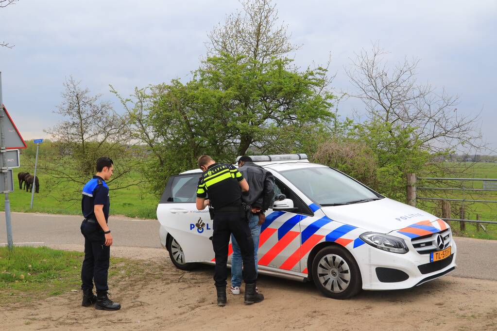 Schennispleger uit stilstaande trein gehaald en gearresteerd