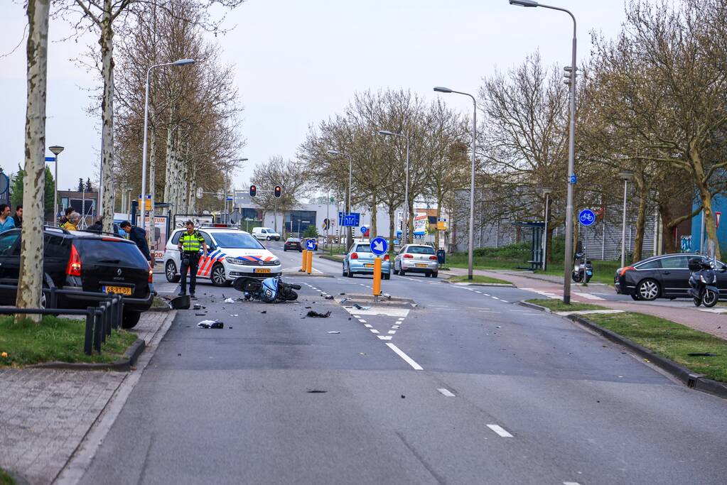 Flinke ravage na aanrijding tussen auto en scooter