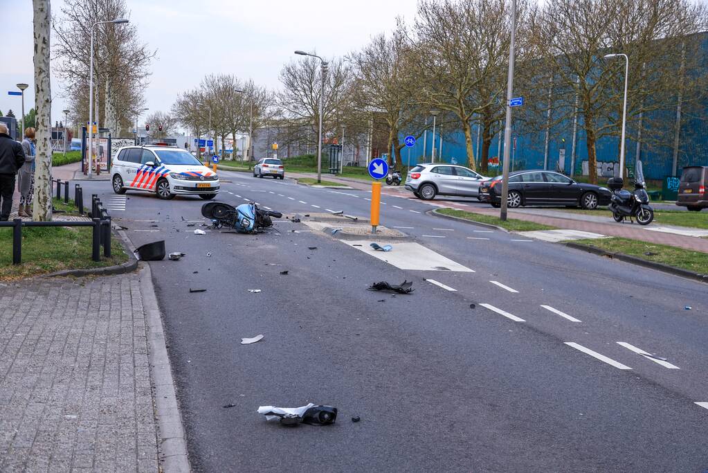 Flinke ravage na aanrijding tussen auto en scooter