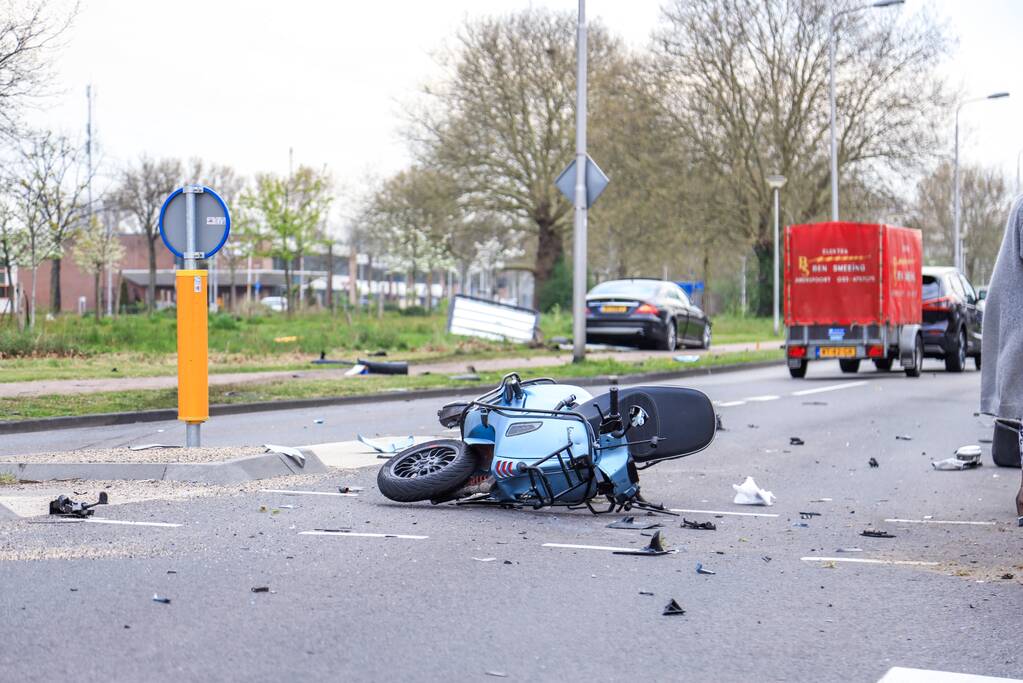 Flinke ravage na aanrijding tussen auto en scooter