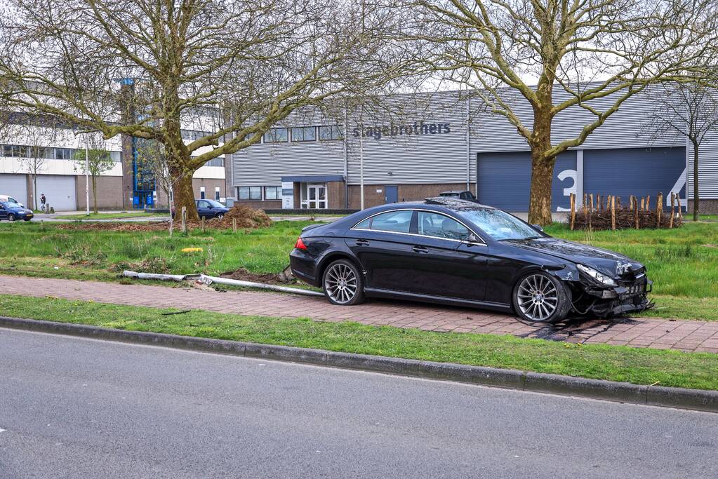 Flinke ravage na aanrijding tussen auto en scooter