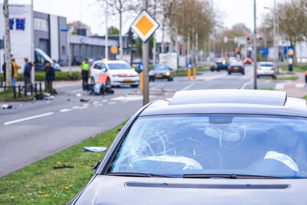 Flinke ravage na aanrijding tussen auto en scooter