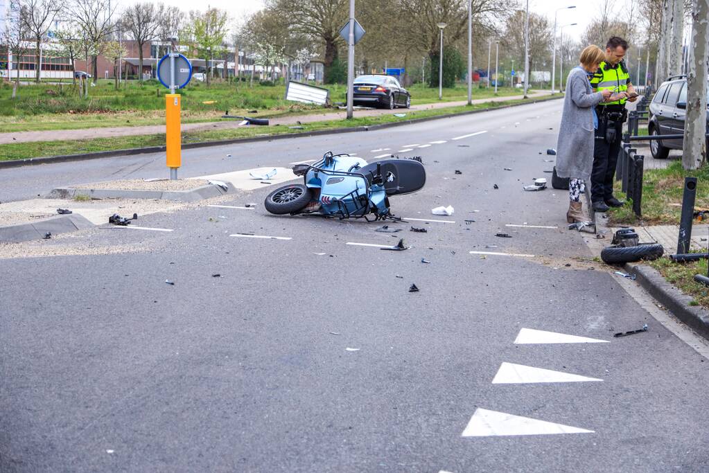 Flinke ravage na aanrijding tussen auto en scooter