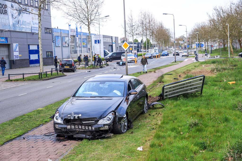 Flinke ravage na aanrijding tussen auto en scooter