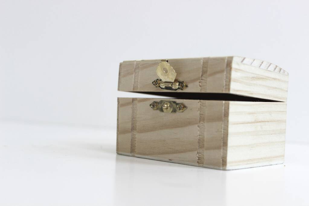 Schoonmaakster aangehouden voor diefstal sieraden 72-jarig echtpaar