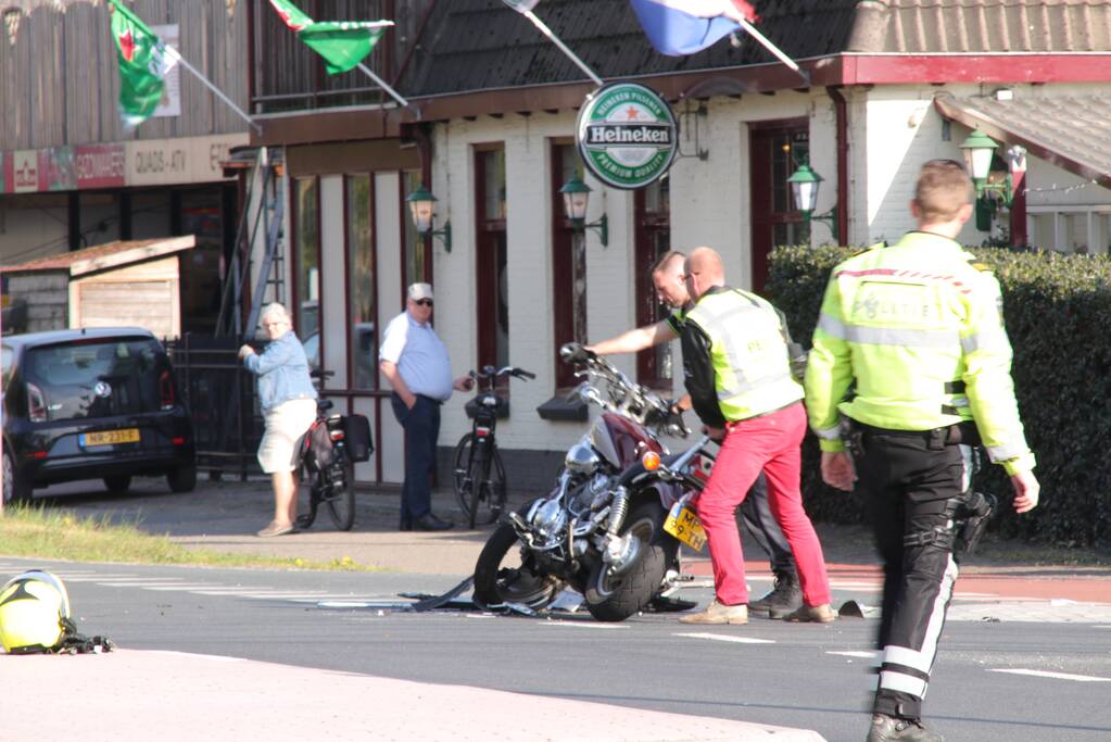 Motorrijder gewond na aanrijding met auto