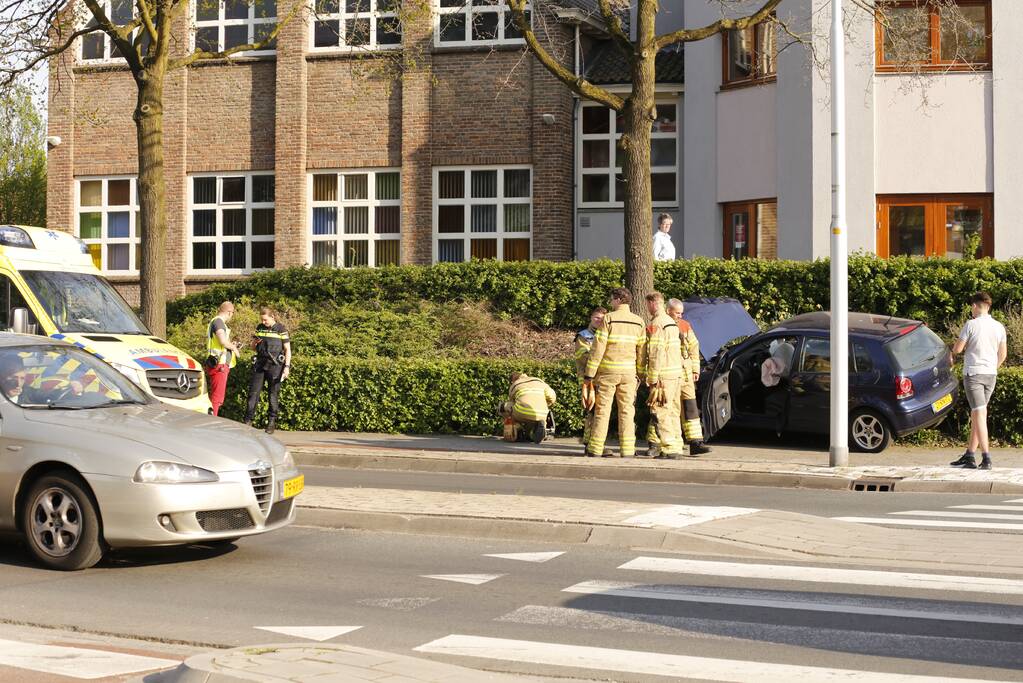 Auto raakt van de weg en belandt in struiken