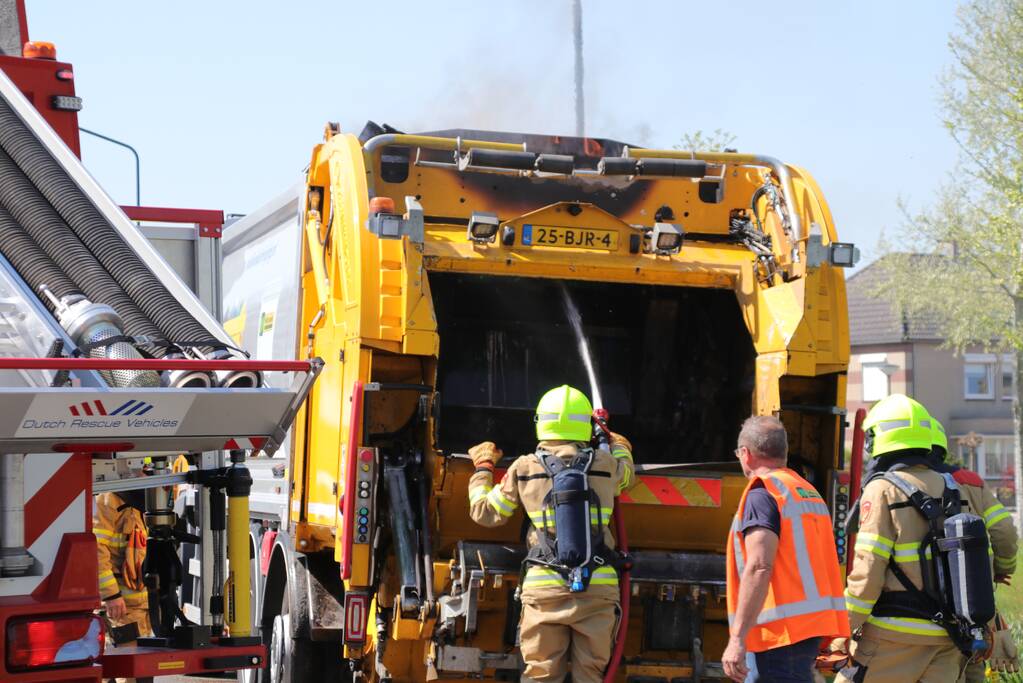 Inhoud vuilniswagen in brand
