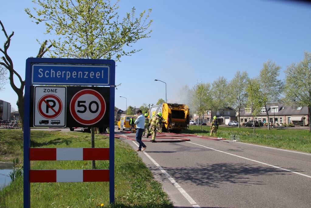 Inhoud vuilniswagen in brand