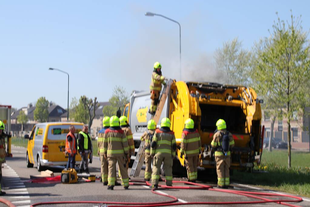 Inhoud vuilniswagen in brand