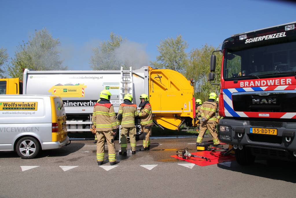 Inhoud vuilniswagen in brand