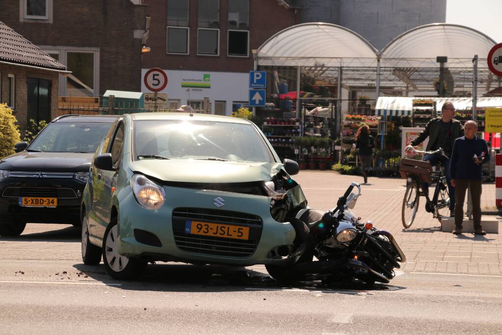 Motorrijder zwaargewond na aanrijding