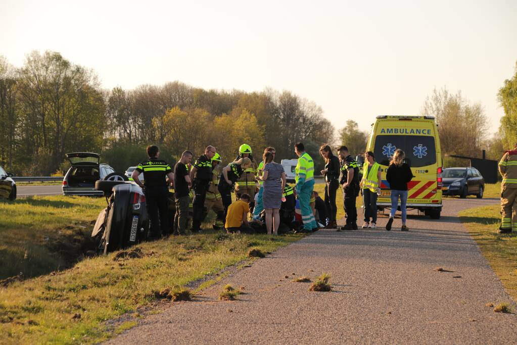 Auto raakt van snelweg belandt in sloot