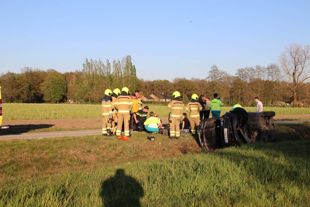 Auto raakt van snelweg belandt in sloot