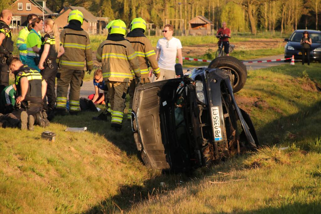 Auto raakt van snelweg belandt in sloot