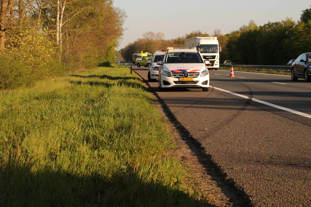 Auto raakt van snelweg belandt in sloot