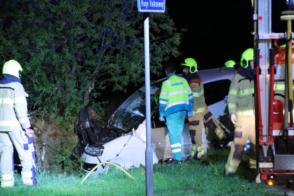 Bestuurder bekneld bij eenzijdig ongeval