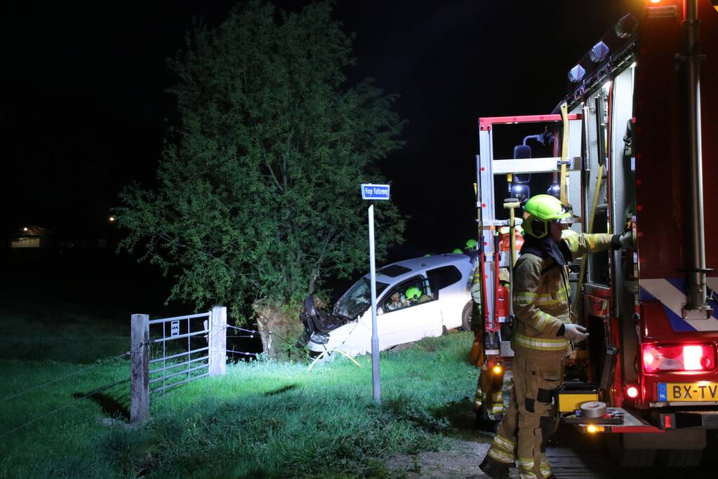 Bestuurder bekneld bij eenzijdig ongeval