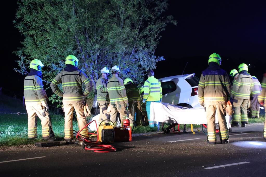 Bestuurder bekneld bij eenzijdig ongeval