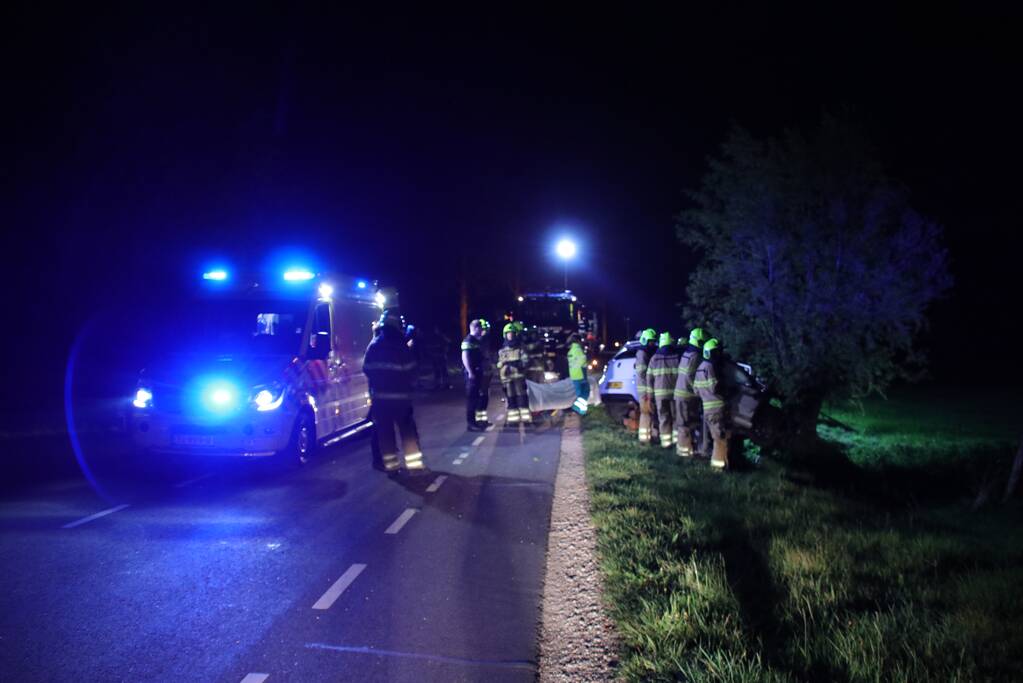 Bestuurder bekneld bij eenzijdig ongeval